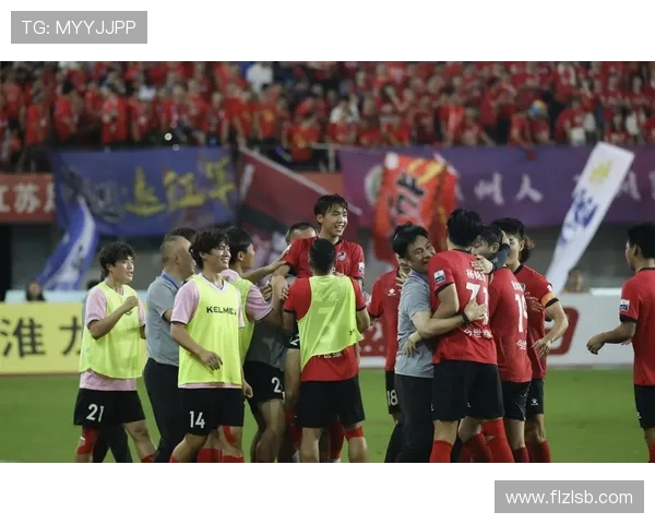 国足鏖战九十分钟险胜劲敌再燃球迷激情掀起全国足球热潮 国足鏖战九十分钟险胜劲敌再燃球迷激情掀起全国足球热潮